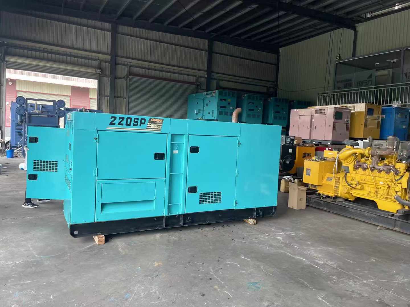 红旗柴油发电机组长期不间断运行时，如何监控其温度和压力？