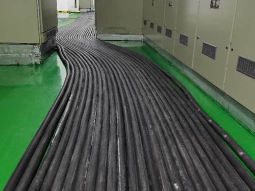 红旗如何根据理论计算公式计算温度对特定电压测量结果的影响？