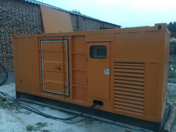 红旗发电机组长期使用中，电缆线的敷设路径有哪些要求？